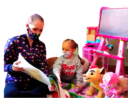 Profesora enseñando a niña en casa